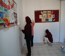 REKTÖR VE YÜKSEKOKULUMUZ ÖĞRENCİLERİ EL ELE KÖY OKULU BOYADI...