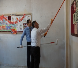 REKTÖR VE YÜKSEKOKULUMUZ ÖĞRENCİLERİ EL ELE KÖY OKULU BOYADI...