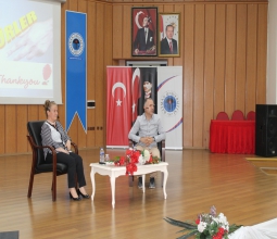 Üniversitemizde Dijital Dünyada Çocuk Olmak Konferansı Düzenlendi...