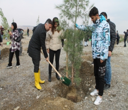 Rektör Demir ve Öğrenciler 11 Kasım Milli Ağaçlandırma Günü’nde Fidanları Toprakla...