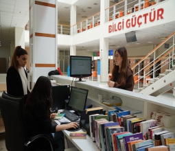 Üniversitemizde Öğrenciler Hem Okuyor Hem Çalışıyor...