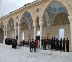 Öğrencilerden Cami Avlusunda İlahi Dinletisi...