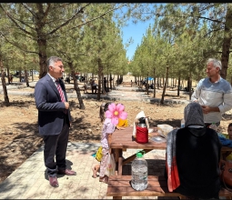 Rektör Prof. Dr. İdris Demir’den Sınava Giren Çocuklarını Bekleyen Velilere Ziyaret...