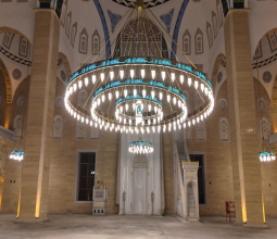 Üniversite Camii Heybetiyle Göz Kamaştırıyor...