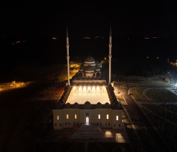 Üniversite Camii Heybetiyle Göz Kamaştırıyor...