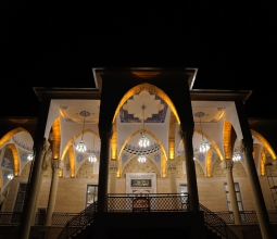 Üniversite Camii Heybetiyle Göz Kamaştırıyor...