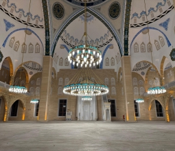Üniversite Camii Heybetiyle Göz Kamaştırıyor...