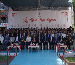 Üniversitemiz Rektörü Prof. Dr. İdris Demir, Zafer Bayramı Kutlama Törenine Katıldı...