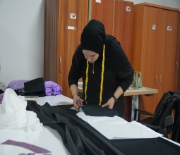 Üniversitemiz Giyim Üretim Atölyesinde Öğrenciler Hem Mesleki Eğitim Alıyor Hem Topluma...