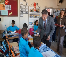 Rektör ve Üniversitemiz Öğrencileri El Ele Köy Okulu Boyadı...