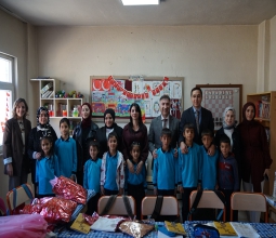 Rektör ve Üniversitemiz Öğrencileri El Ele Köy Okulu Boyadı...