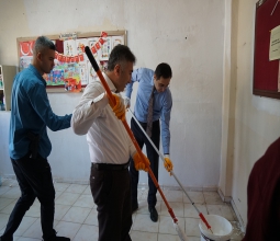 Rektör ve Üniversitemiz Öğrencileri El Ele Köy Okulu Boyadı...