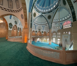 Üniversite Camii de Tamam: İlk Cuma Namazı Eda Edildi...