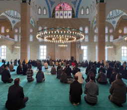 Üniversite Camii de Tamam: İlk Cuma Namazı Eda Edildi...