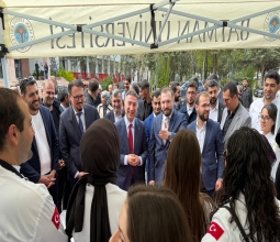 Üniversitemizde Öğrenciler ve Mezunlar Yemekte Bir Araya Geldi ...