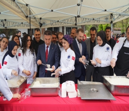 Üniversitemizde Öğrenciler ve Mezunlar Yemekte Bir Araya Geldi ...