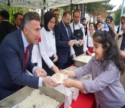 Üniversitemizde Öğrenciler ve Mezunlar Yemekte Bir Araya Geldi ...