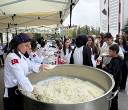 Üniversitemizde Öğrenciler ve Mezunlar Yemekte Bir Araya Geldi ...