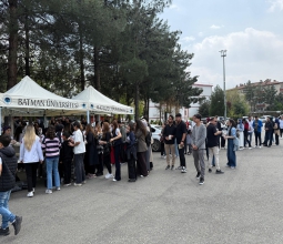 Üniversitemizde Öğrenciler ve Mezunlar Yemekte Bir Araya Geldi ...