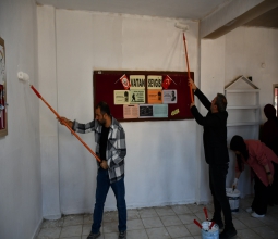 REKTÖR VE YÜKSEKOKULUMUZ ÖĞRENCİLERİ EL ELE KÖY OKULU BOYADI...