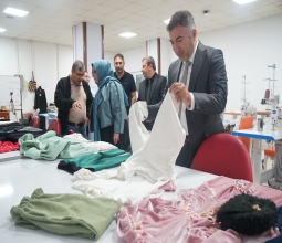 Üniversitemiz Giyim Üretim Atölyesinde Öğrenciler Hem Mesleki Eğitim Alıyor Hem Topluma...