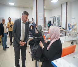 Üniversitemiz Giyim Üretim Atölyesinde Öğrenciler Hem Mesleki Eğitim Alıyor Hem Topluma...