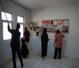 Rektör ve Üniversitemiz Öğrencileri El Ele Köy Okulu Boyadı...