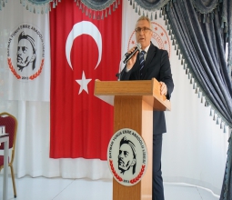 Dr. Ayten Canalp ve Rektör Prof. Dr. İdris Demir, Yunus Emre...