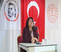 Dr. Ayten Canalp ve Rektör Prof. Dr. İdris Demir, Yunus Emre...