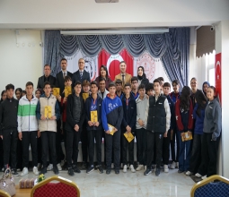 Dr. Ayten Canalp ve Rektör Prof. Dr. İdris Demir, Yunus Emre...