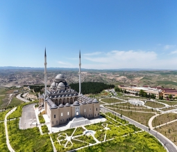 Üniversite Camii de Tamam: İlk Cuma Namazı Eda Edildi...