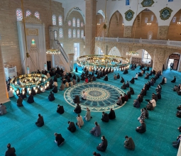 Üniversite Camii de Tamam: İlk Cuma Namazı Eda Edildi...