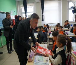 Üniversitemiz Öğrencilerinin El Emekleri Miniklere Hediye Oldu...