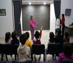 Üniversitemiz Öğrencilerinden Çocuk Evleri Sitesindeki Miniklere Anlamlı Etkinlik...