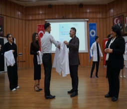 Üniversitemiz Diş Hekimliği Fakültesi Öğrencileri İçin “Beyaz Önlük Giyme Töreni” Gerçekleştirildi...